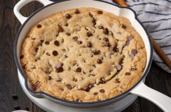 Skillet Chocolate Chip Cookie | Cookies & Cups