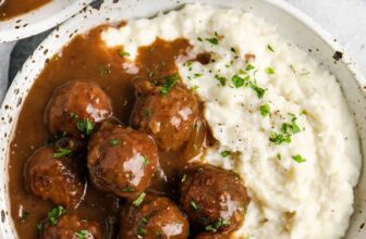 Sluggish Cooker Meatballs and Gravy